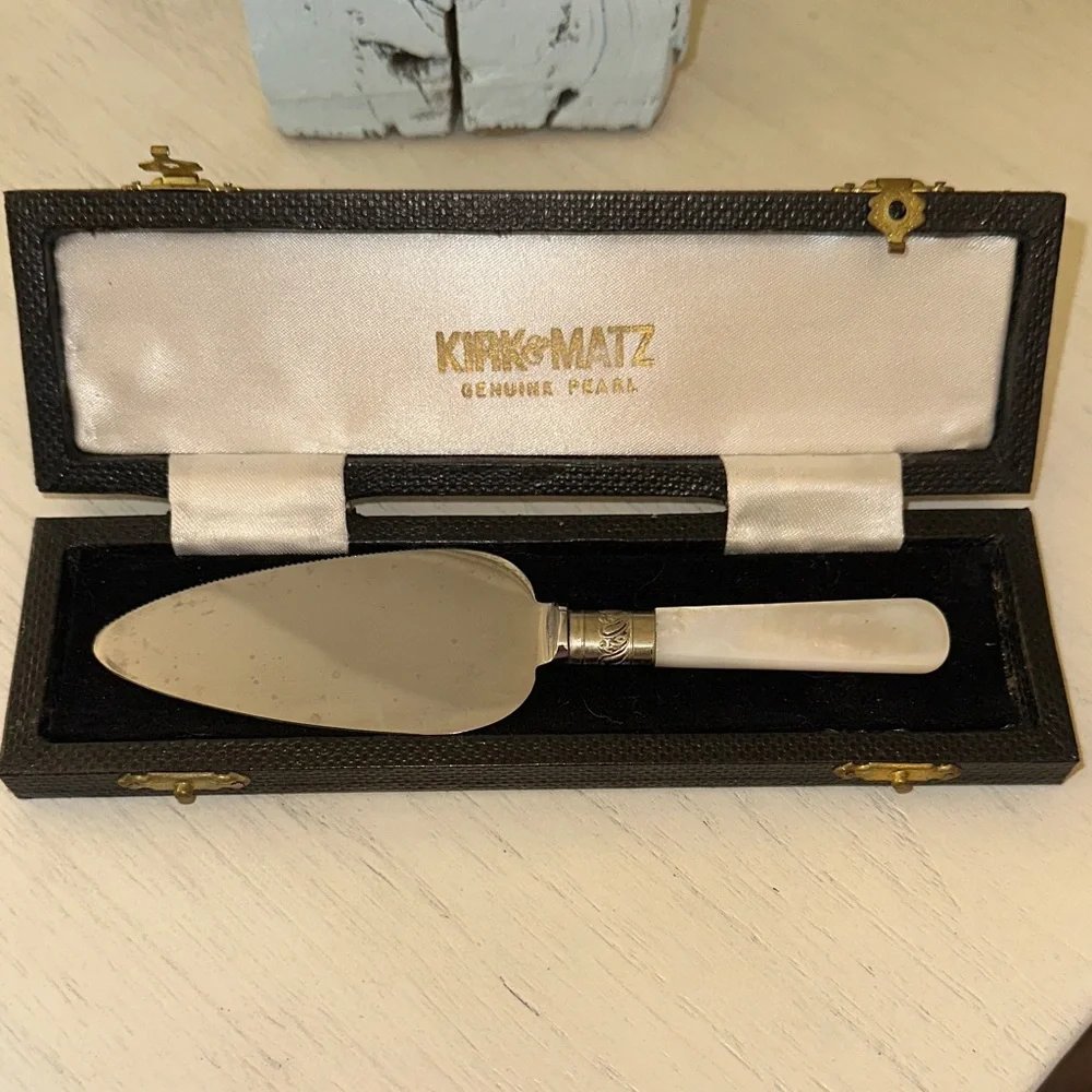 Genuine Pearl Handle Cake Server